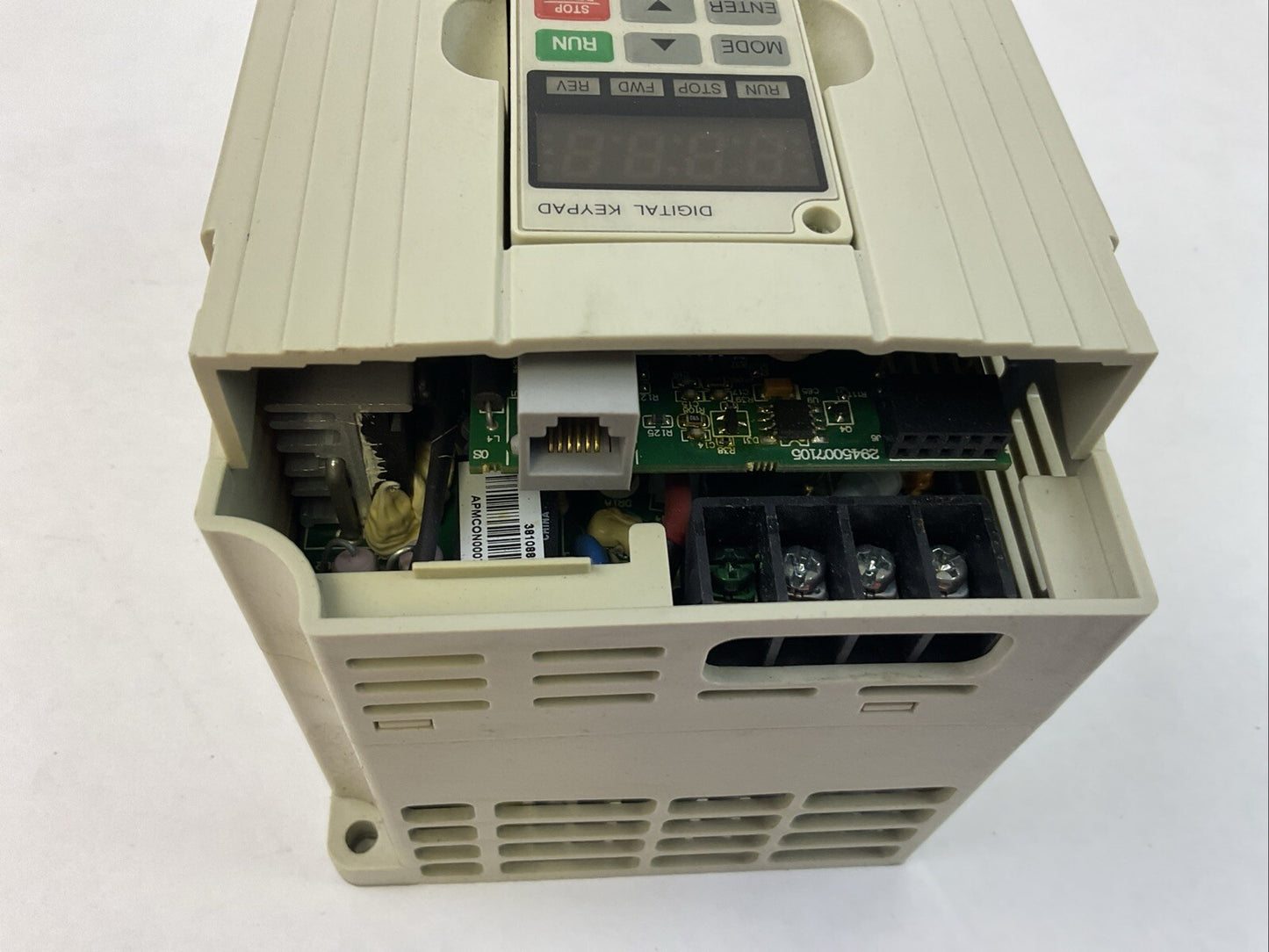 DELTA VFD007M43B AC DRIVE 0.75kW OUTPUT 3PH 0-480VAC 3A 2.3KVA 1HP MISSING COVER