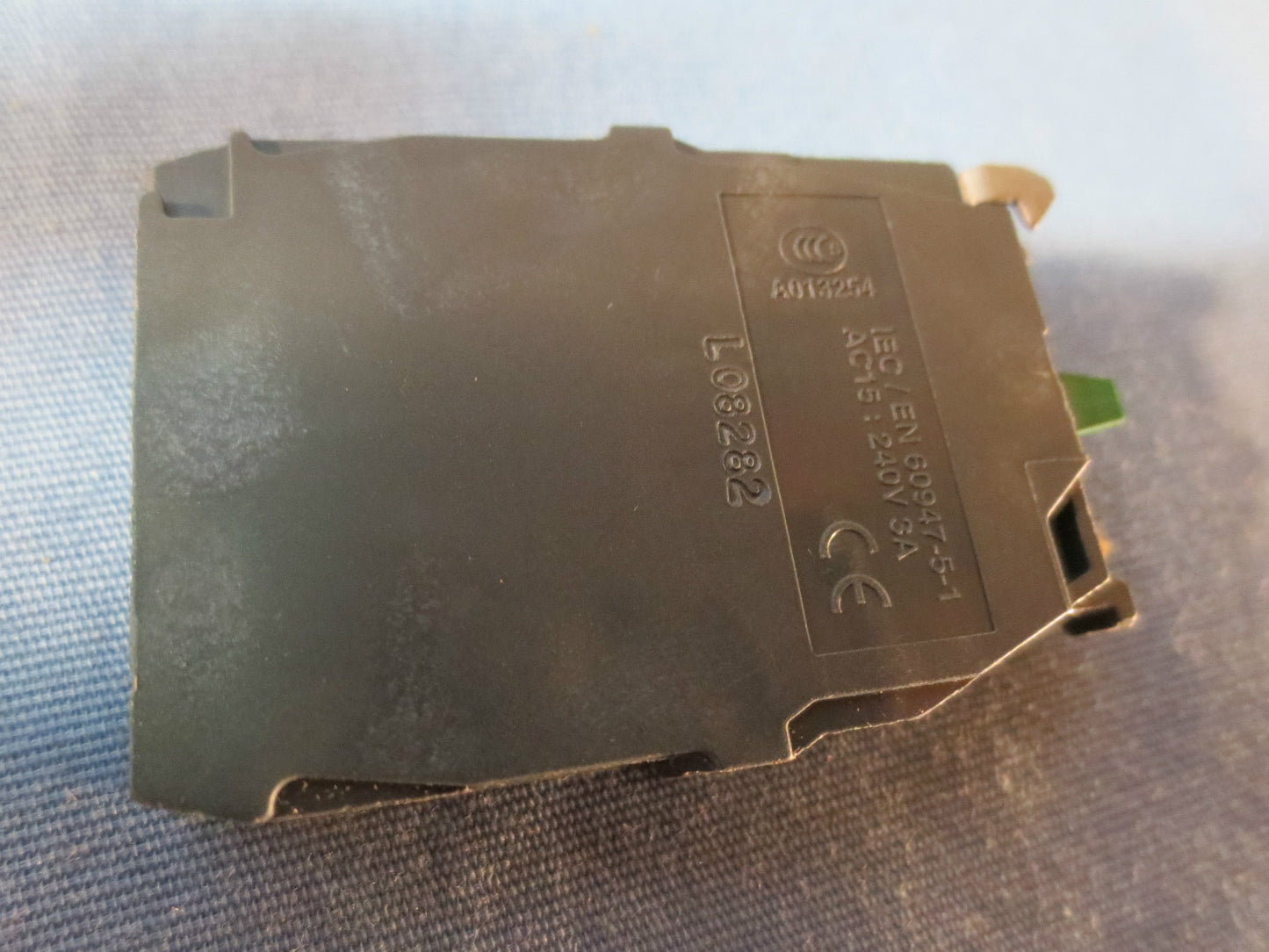 TELEMECANIQUE / SCHNEIDER ZBE203 CONTACT BLOCK - NEW SURPLUS