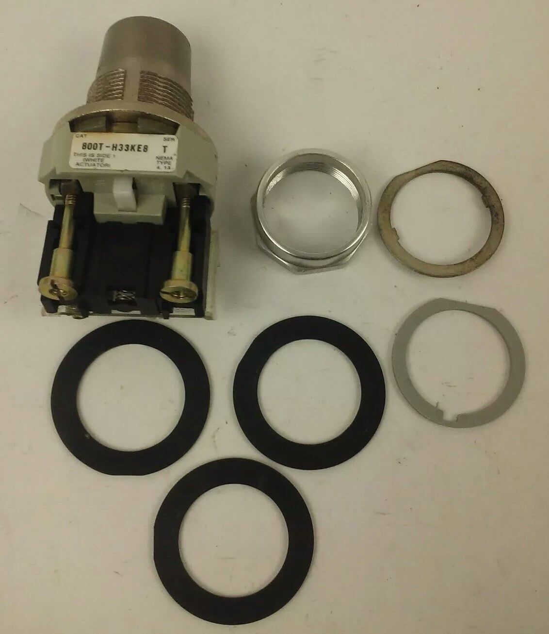ALLEN BRADLEY 800T-H33KE8 SER. T SELECTOR SWITCH TYPE 4-13, NO KEY, 800T-H33