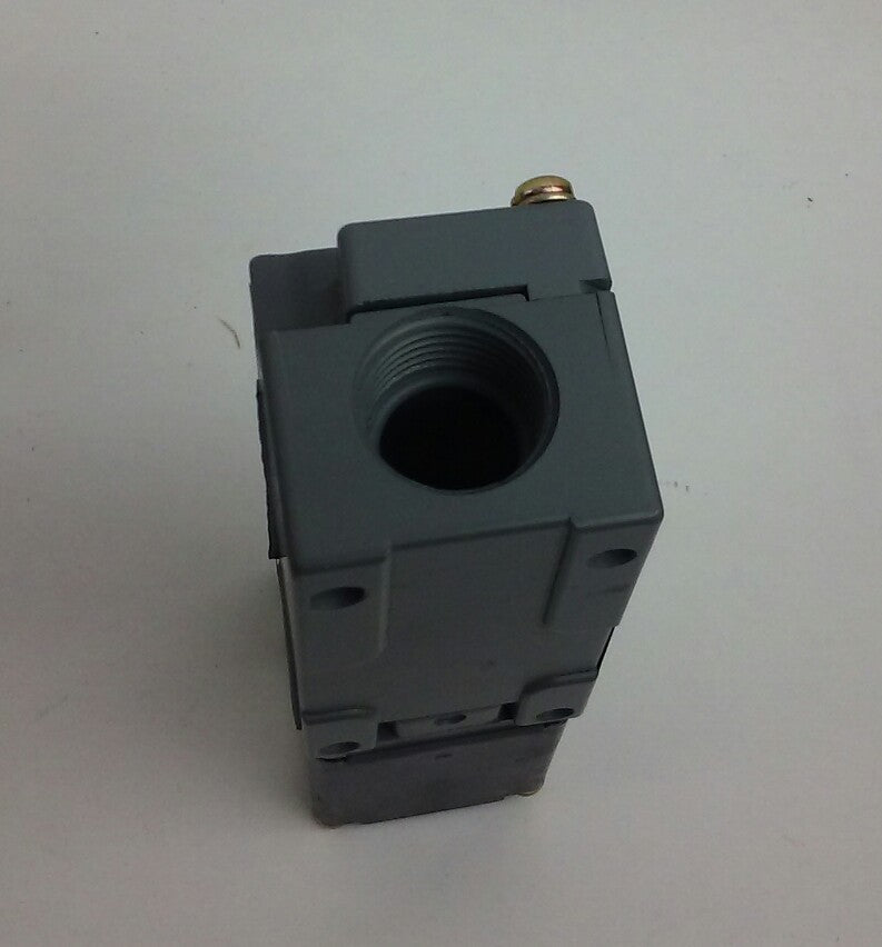 CUTLER HAMMER E51ALP1 Photoelectric Sensor (NEW IN BOX)