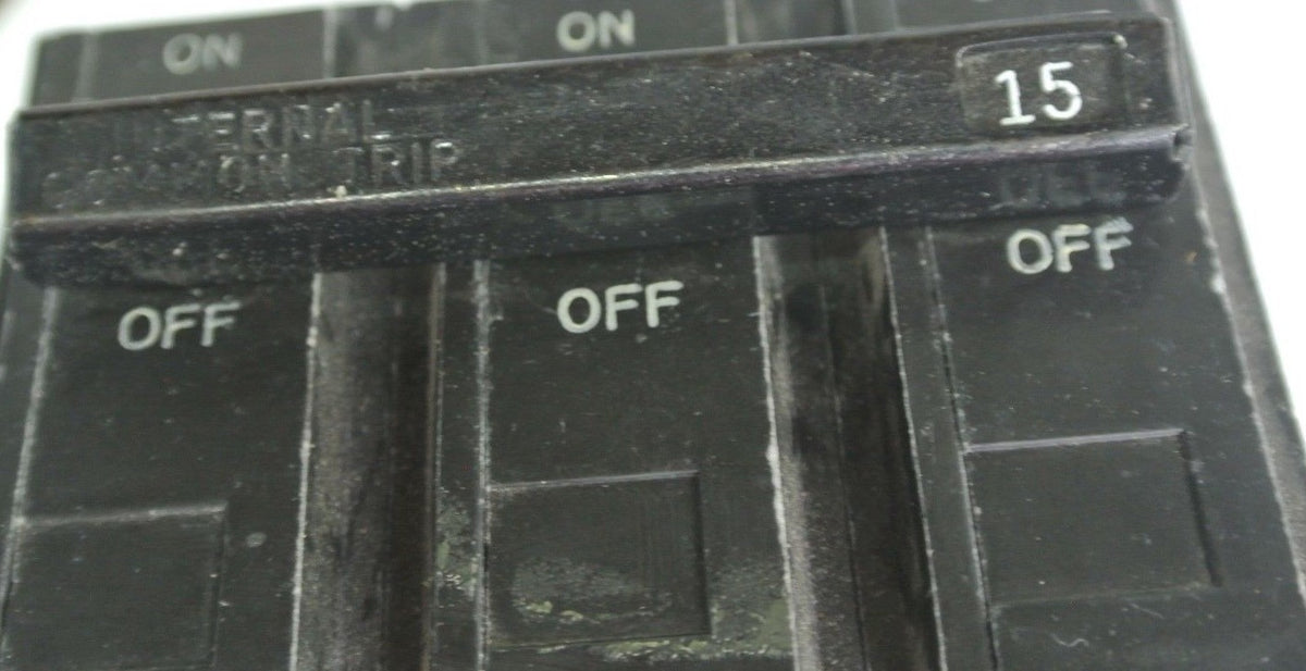 GENERAL ELECTRIC 3-POLE CIRCUIT BREAKER 15A - COMMON-TRIP