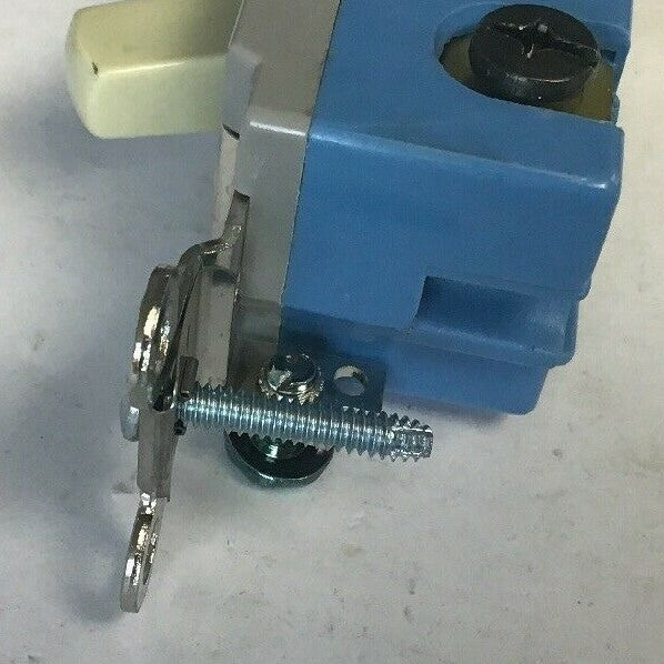 HUBBELL HBL1203I SWITCH IVORY SER 1200 3WAY TOGGLE 15A 120/277VAC***LOTOF2***
