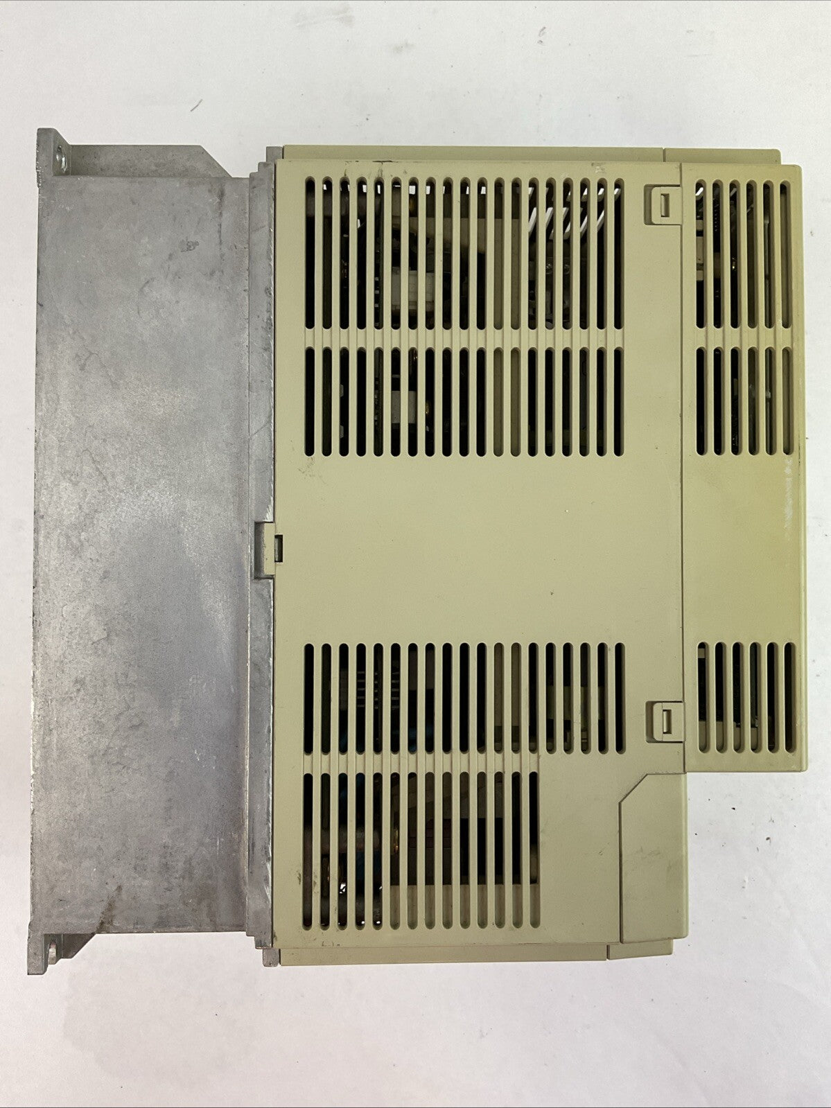 YASKAWA SGDB-10ADG SERVOPACK OUTPUT 0-230VAC 7.1A INPUT 200-230VAC 8.0 SERVO AMP