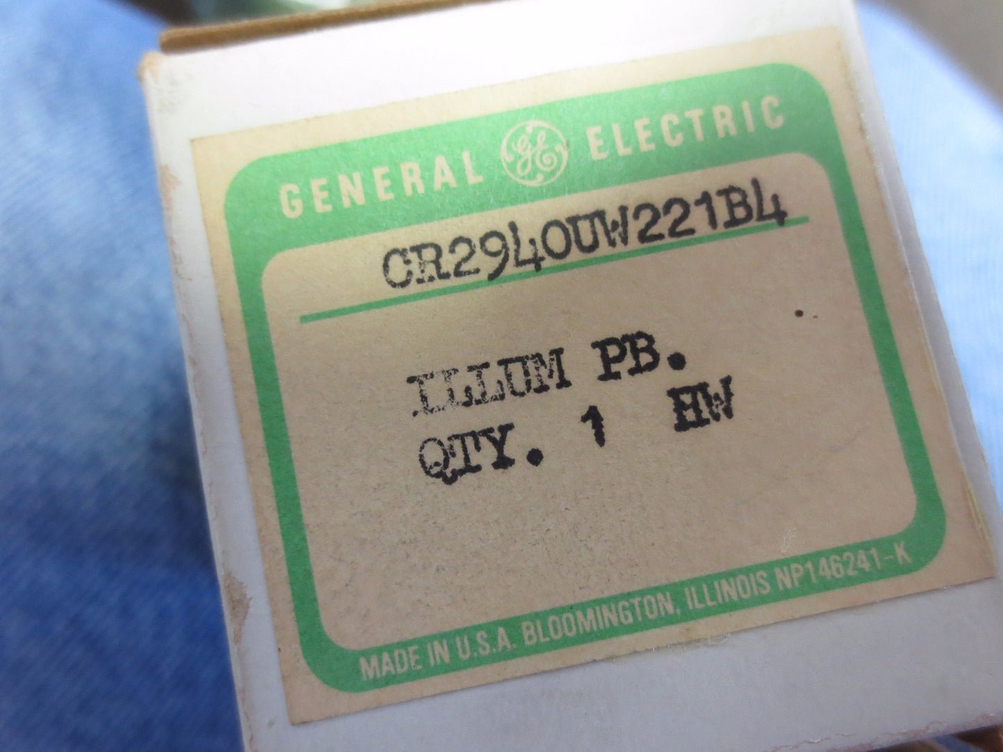 GENERAL ELECTRIC CR2940UW221B4 ILLUMINATED PUSHBUTTON, RED - NEW SURPLUS