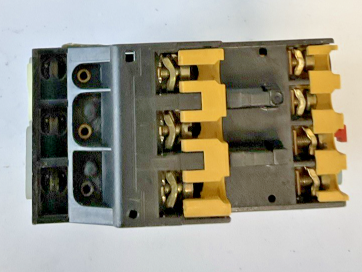 ALLEN BRADLEY 100-C09*10 CONTACTOR SER A 600VAC 9A W/ 193-BSB 22 RELAY 15-23A