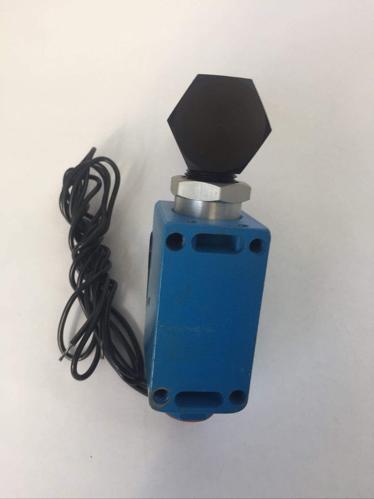 XERCON LS-4W 120VAC EYE-BALL LIGHT SOURCE