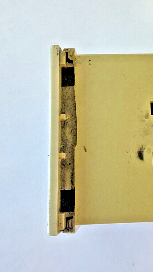 OMRON E5EW-R1KJ TEMPERATURE CONTROLLER 240VAC 50/60HZ 8VA 3A