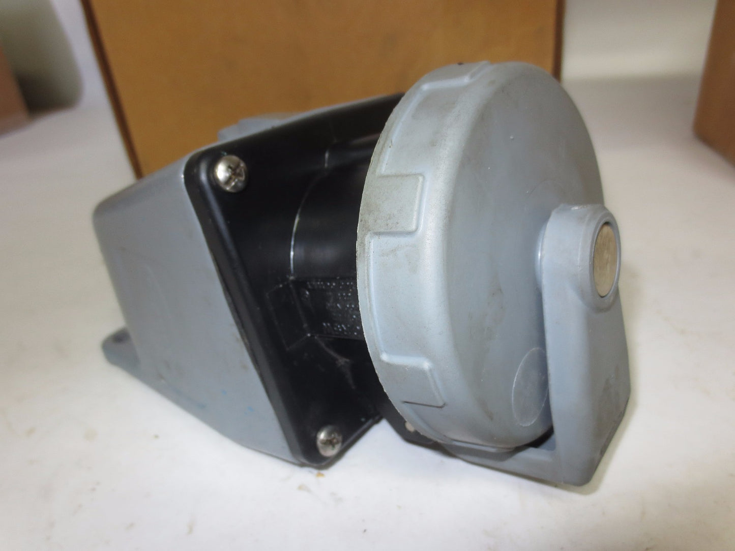 HUBBELL 430R5W RECEPTACLE + HOUSING 600VAC, 30A, 3-PHASE, 3-POLE, 4-WIRE