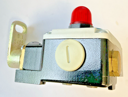 SIEMENS 38E7 160-1BD00-0A81 CABLE OPERATED ROPE SWITCH 6A/400VAC