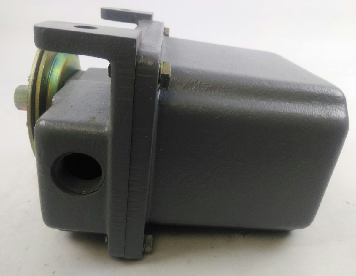 SQUARE D 9012 GAR1 - ELECTROMECHANICAL PRESSURE SWITCH - NEW SURPLUS