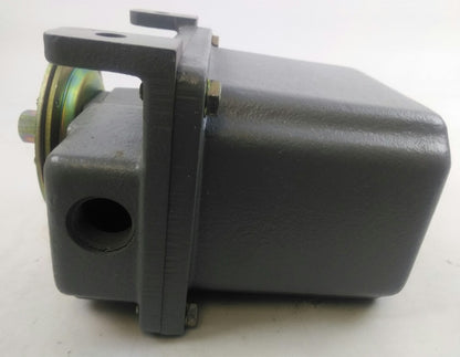 SQUARE D 9012 GAR1 - ELECTROMECHANICAL PRESSURE SWITCH - NEW SURPLUS