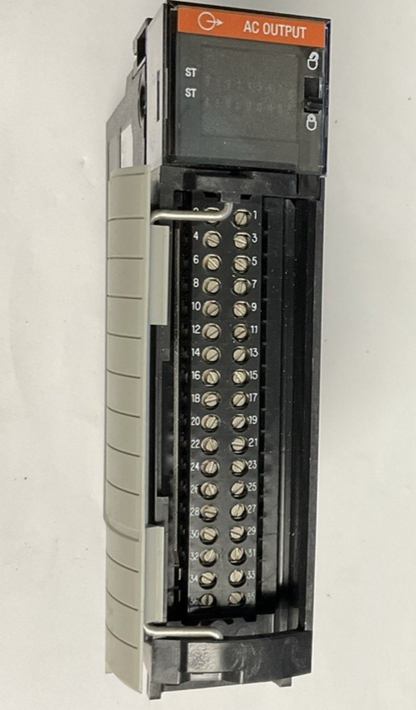 ALLEN BRADLEY 1756-OA16I CONTROLLOGIX 16 POINT D/O MODULE 24VDC 240VAC