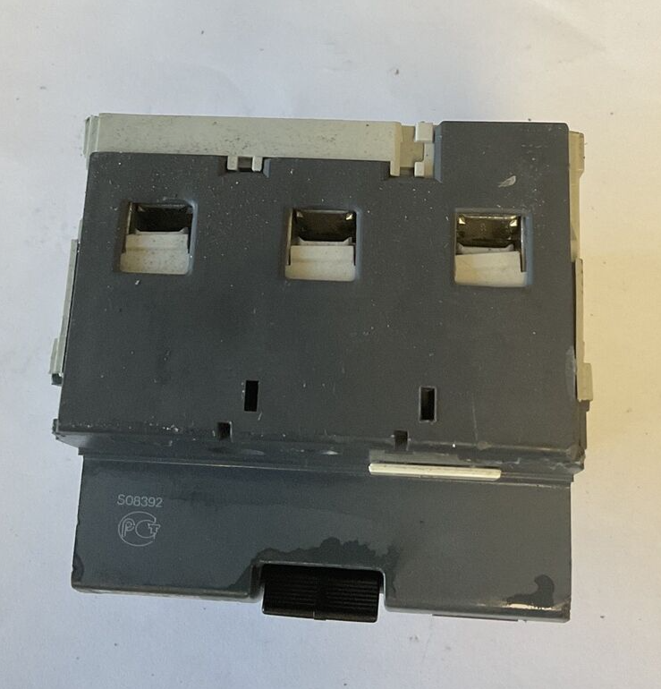 MERLIN GERIN NG125N CIRCUIT BREAKER 32A 690V CAT.A