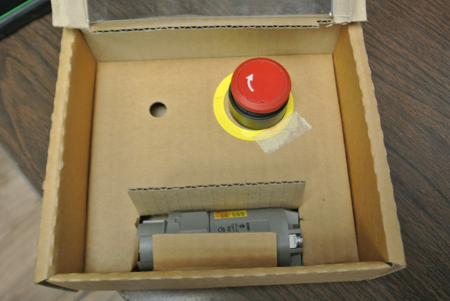 KILLARK 8003/40 PUSHBUTTON SWITCH / IEC 30.5 SERIES / 500V, 6A / NEW  SURPLUS