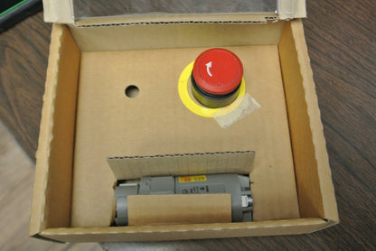 KILLARK 8003/40 PUSHBUTTON SWITCH / IEC 30.5 SERIES / 500V, 6A / NEW  SURPLUS