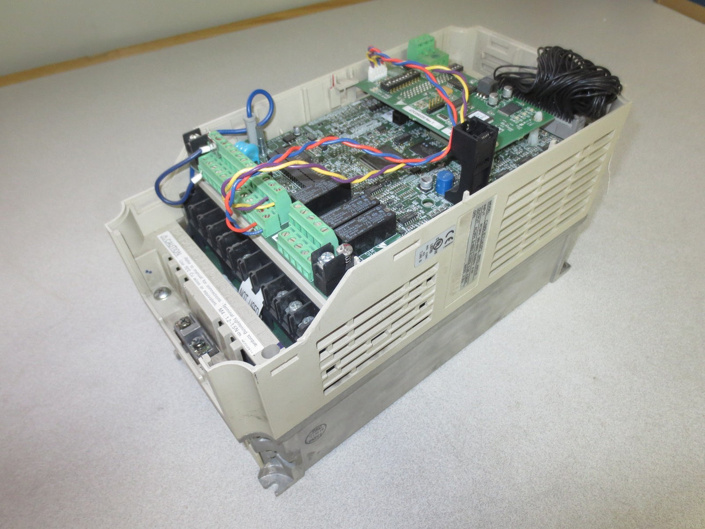 YASKAWA CIMR-E7U42P2 INVERTER DRIVE 480VAC 5.3A 4.0kVA NOT WORKING or FOR PARTS