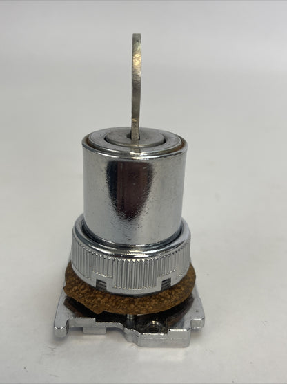 CUTLER HAMMER 10250T15334 SELECTOR SWITCH KEY OPER. NEMA 3-13 3 POS.SPR. RET.