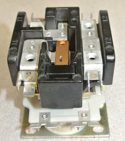 GENERAL ELECTRIC 3ARR28U2 CONTACTOR 6X572 / 240V COIL / 277-600V / NEW SURPLUS