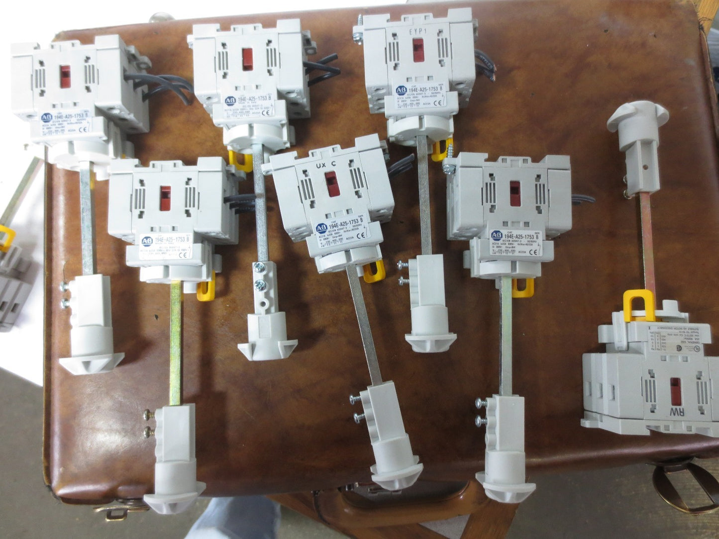 ALLEN-BRADLEY 194E-A25-1753 LOAD SWITCH Ser. B