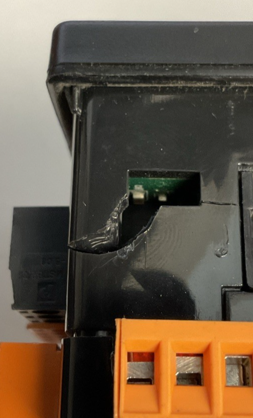 HORNER HE-XE104NM CONTROLLER 24VDC 4A **CRACKED HOUSING NEAR MOUNT**