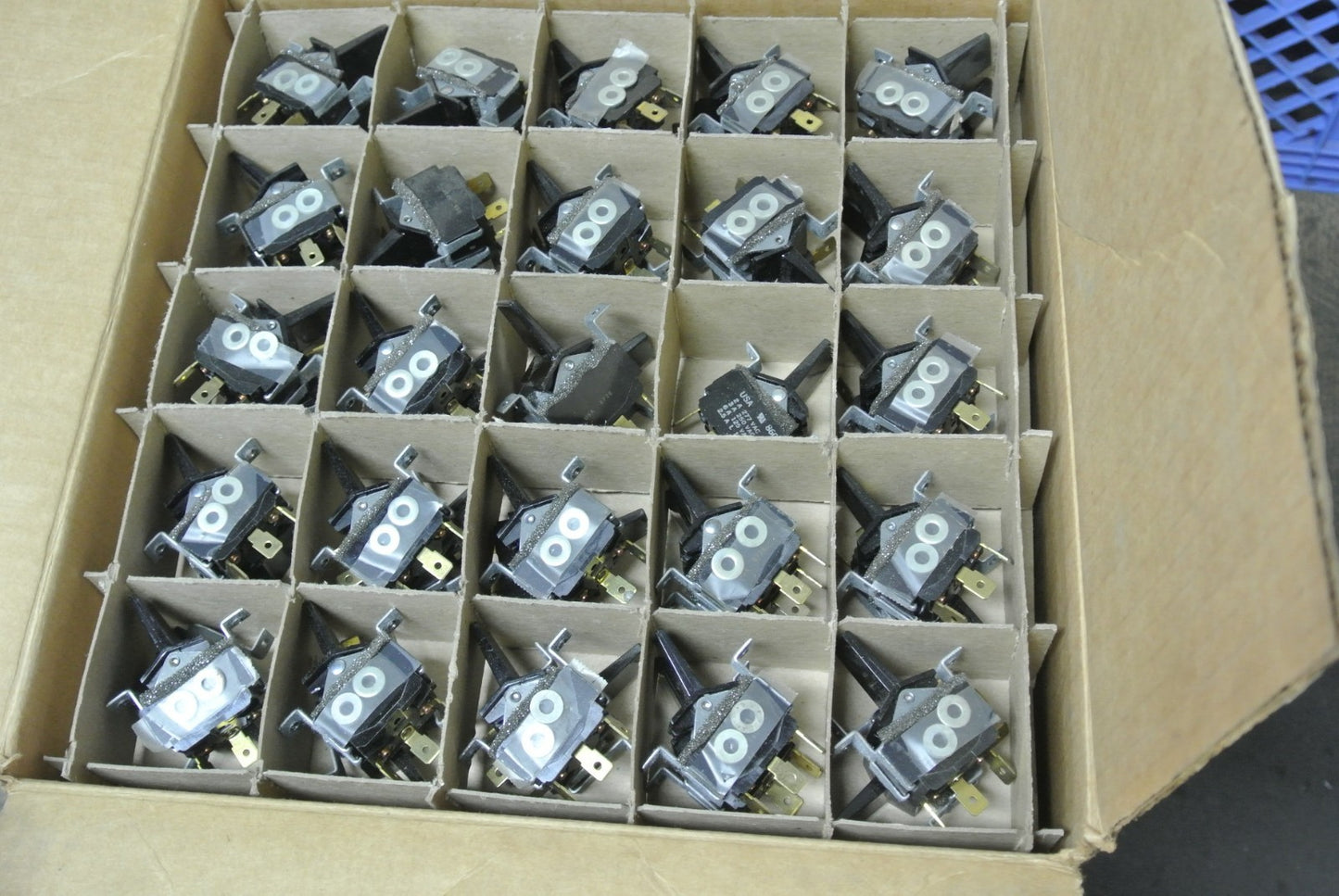 CUTLER-HAMMER 8941K476 - TOGGLE SWITCH, 3-POSITION, CENTER OFF - NEW SURPLUS