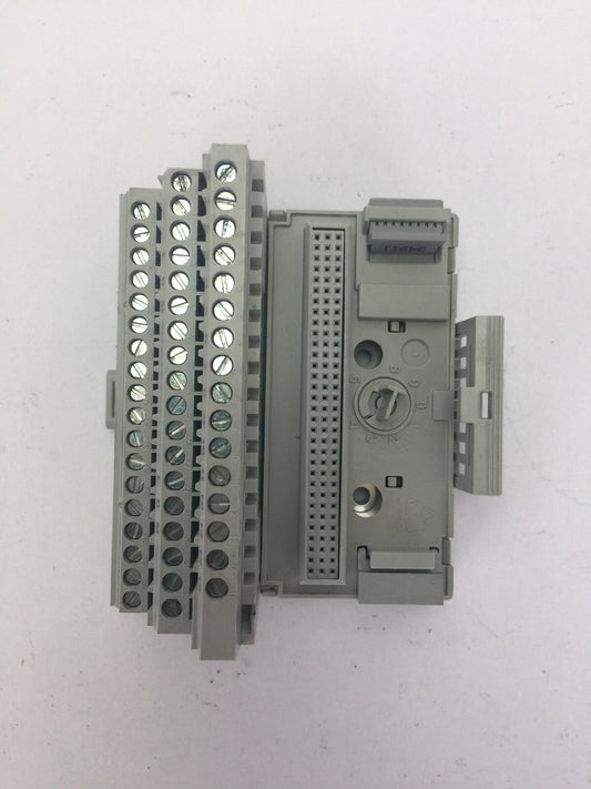 ALLEN BRADLEY 1794-TB3 FLEX I/O TERMINAL BLOCK SER A REV A01 5VDC 640mA NO F/W
