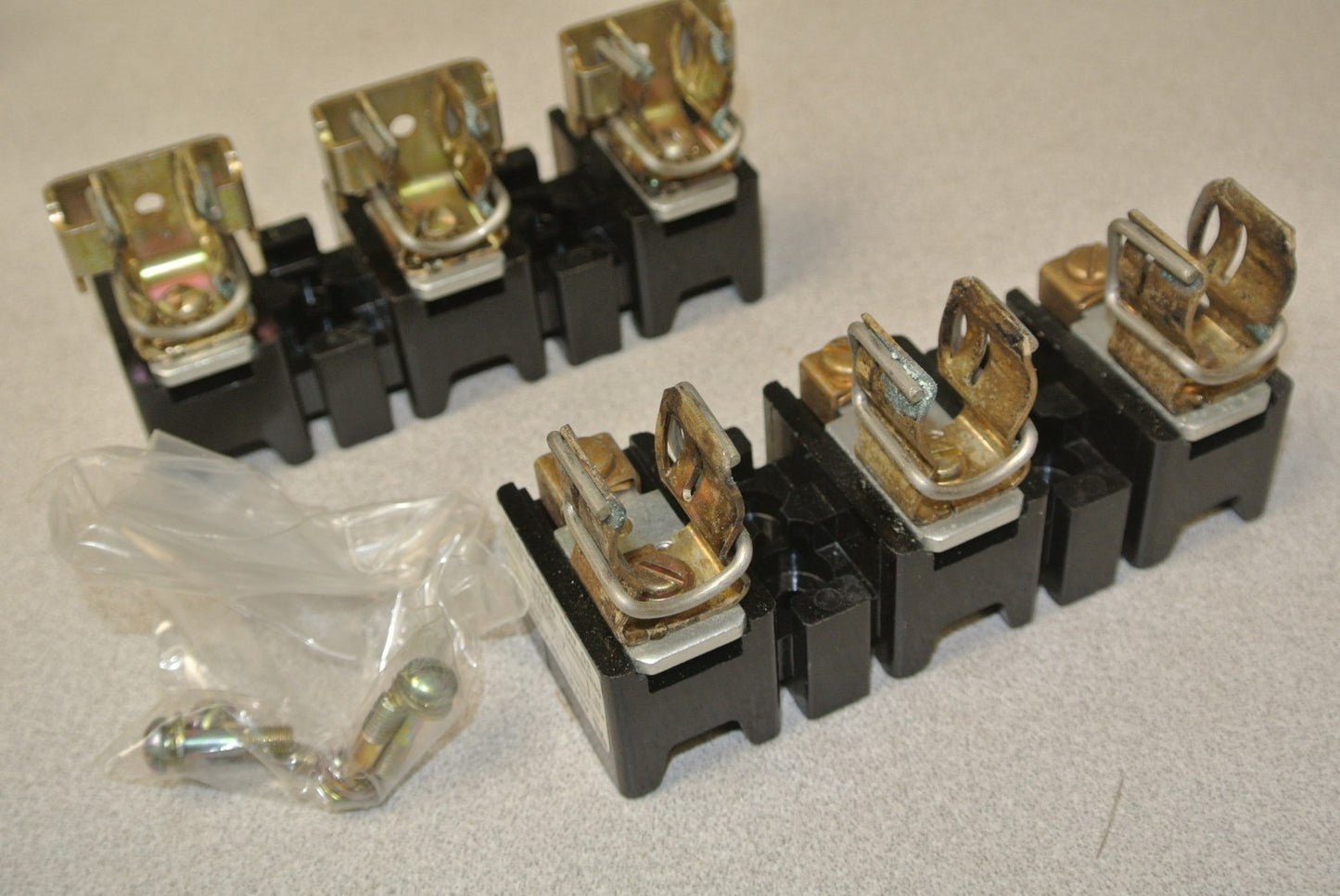 ALLEN-BRADLEY 1491-R126 / FUSE BLOCK /600V, 1-30A, 3-POLE / NEW SURPLUS