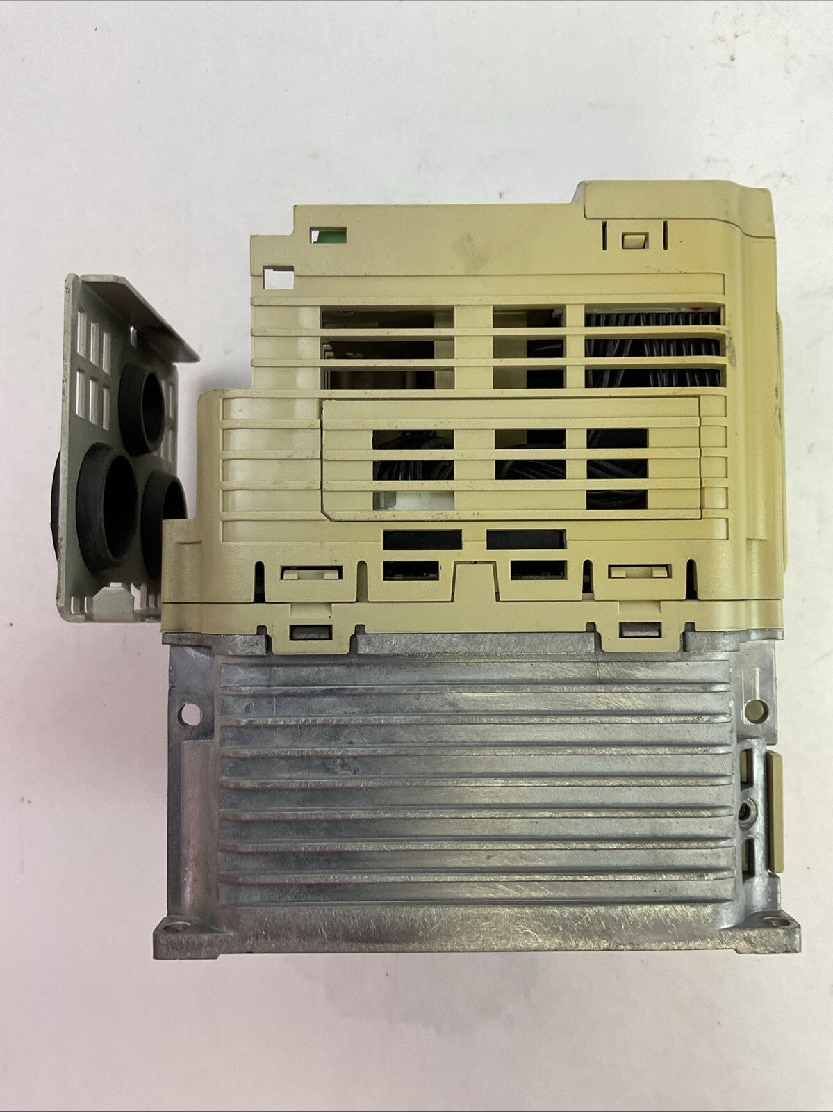 YASKAWA CIMR-VU4A0009FAA AC DRIVE OUTPUT 0-480VAC 3PH 8.8/7.2A INPUT 380-480VAC