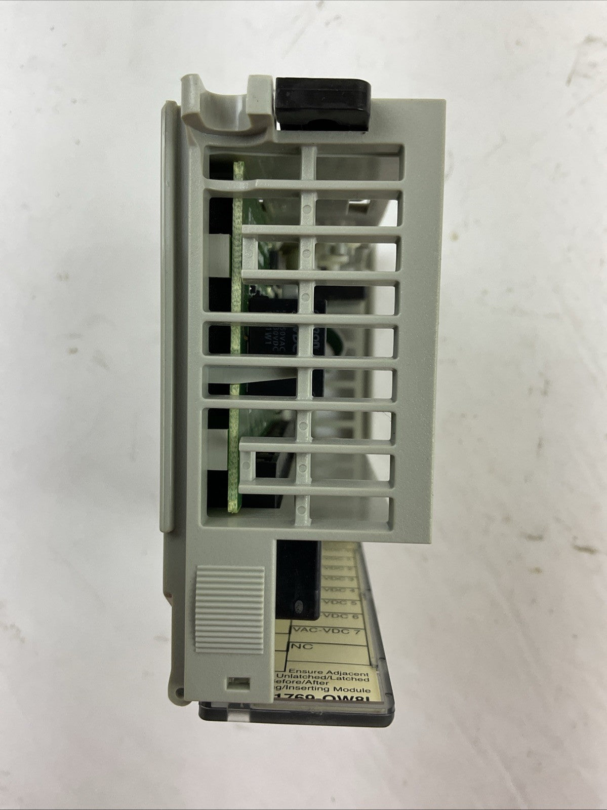 ALLEN BRADLEY 1769-OW8I SER B DIR/VER 95320768/03 F/W REV 3.1 8PT ISOLATED FORM
