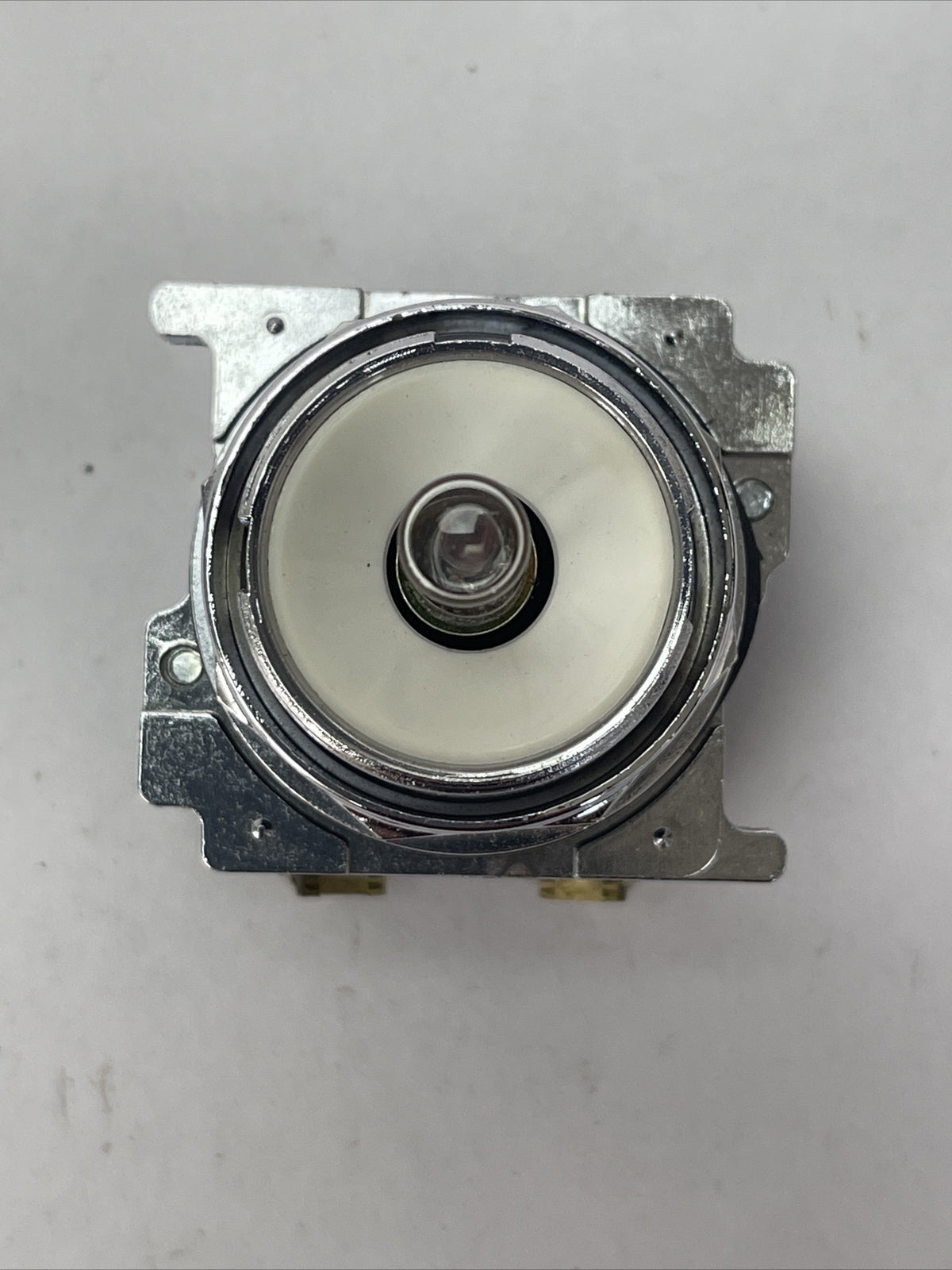 CUTLER HAMMER 10250T202N STD. IND. LIGHT RESISTOR 240V 1 HOLE MTG. SERIES B2