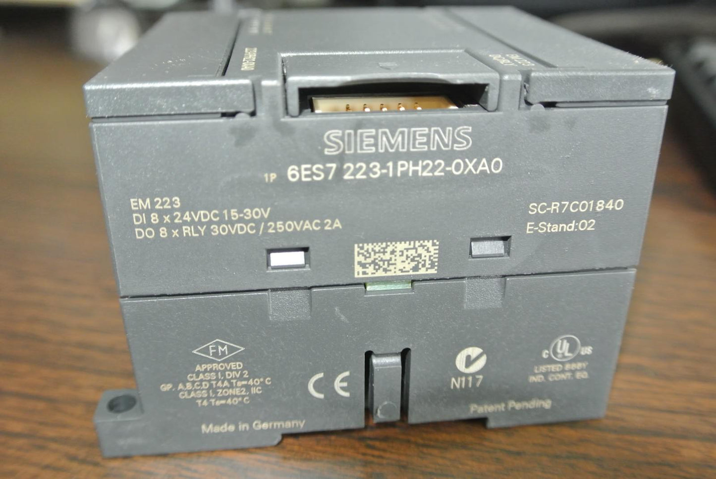 SIEMENS 6ES7 223-1PH22-0XA0  DIGITAL INPUT MODULE 8x24VDC, 15-30V  NEW SURPLUS