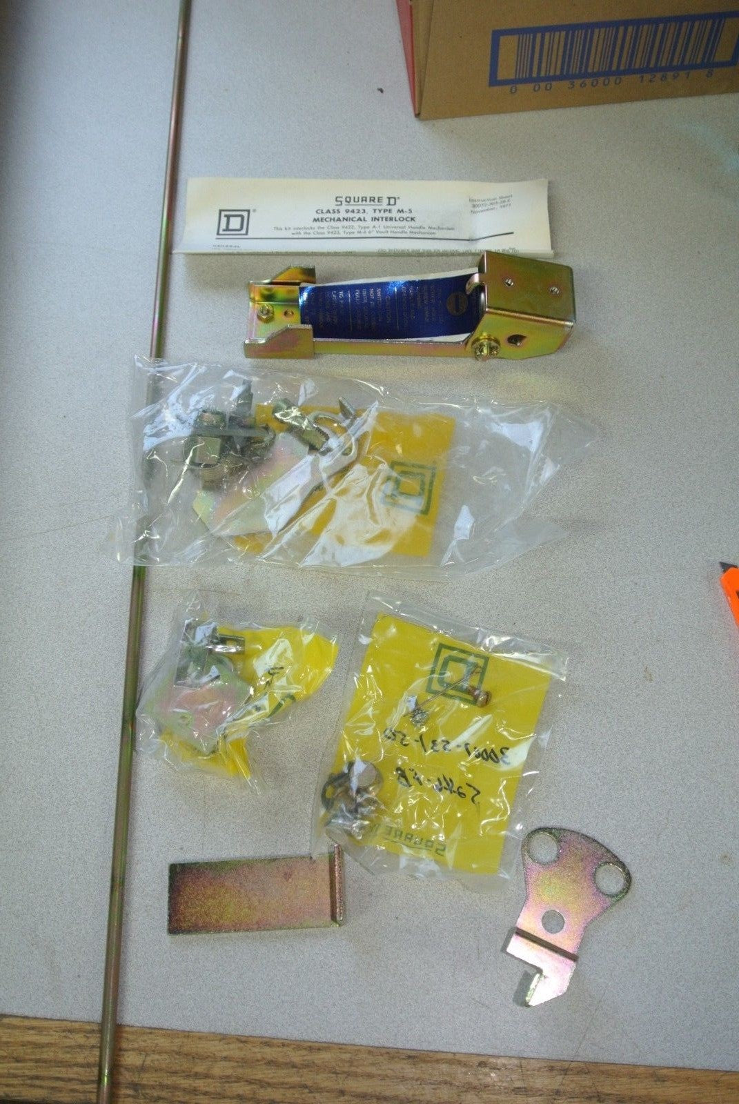 SQUARE D 9423 M-5 - DOOR CLOSING  MECHANISM MECHANICAL INTERLOCK - NEW SURPLUS
