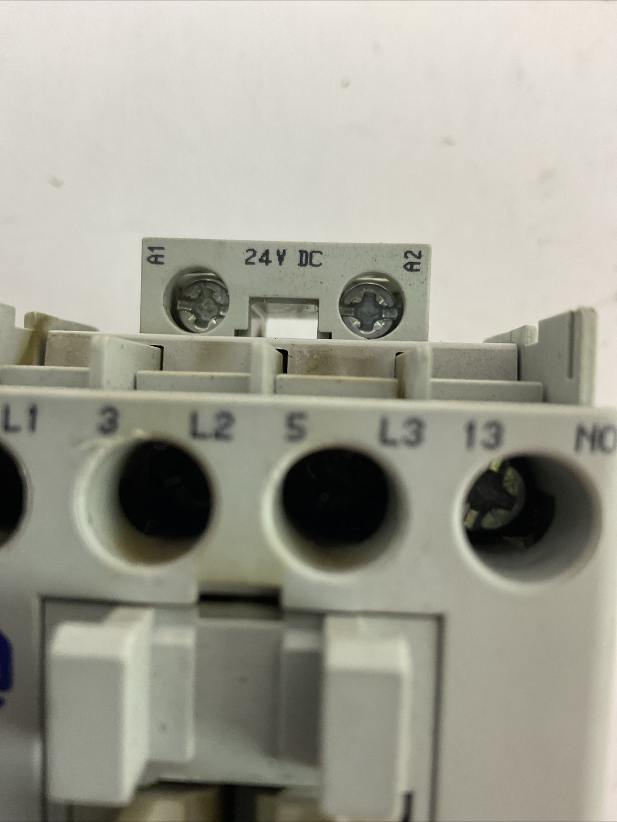 ALLEN BRADLEY STARTER (100-C09Z*10 SER A COIL 24VDC + 193-TAB24 1.6-2.4A)