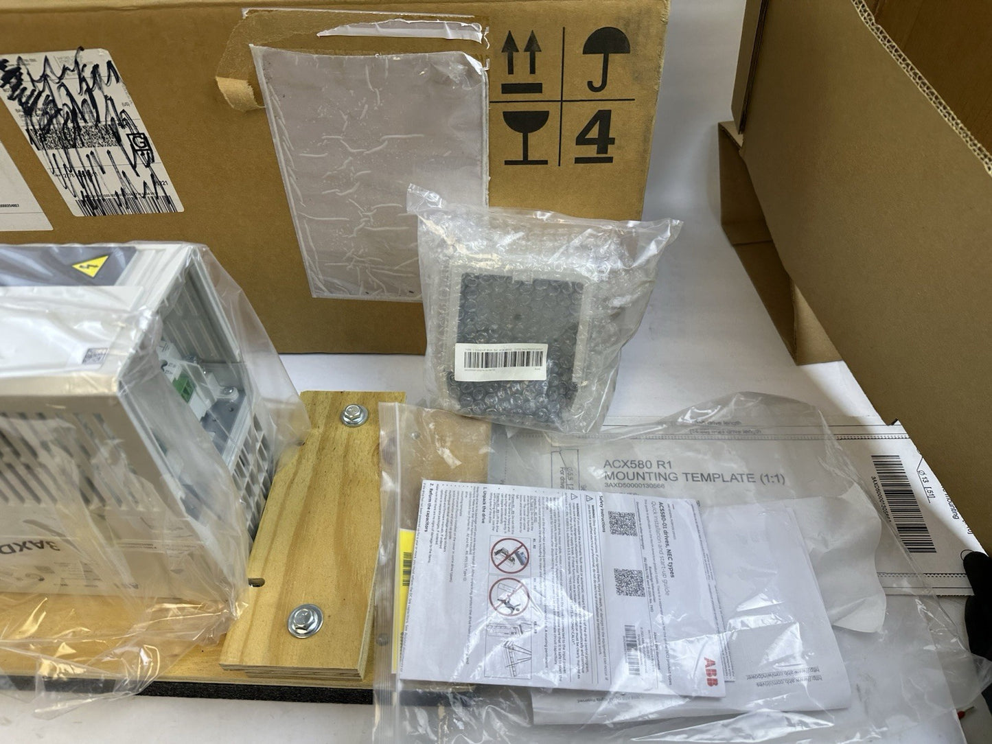ABB ACS580-01-04A8-4 VFD VARIABLE FREQUENCY DRIVE 3HP 2.2KW 3PH 400-480VAC 4.8A