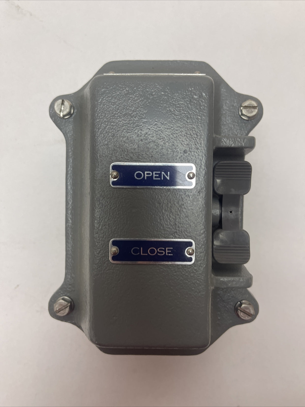 SQUARE D 9001 GW-204 CONTROL STATION SERIES A 600VAC PUSH BUTTON OPEN CLOSE