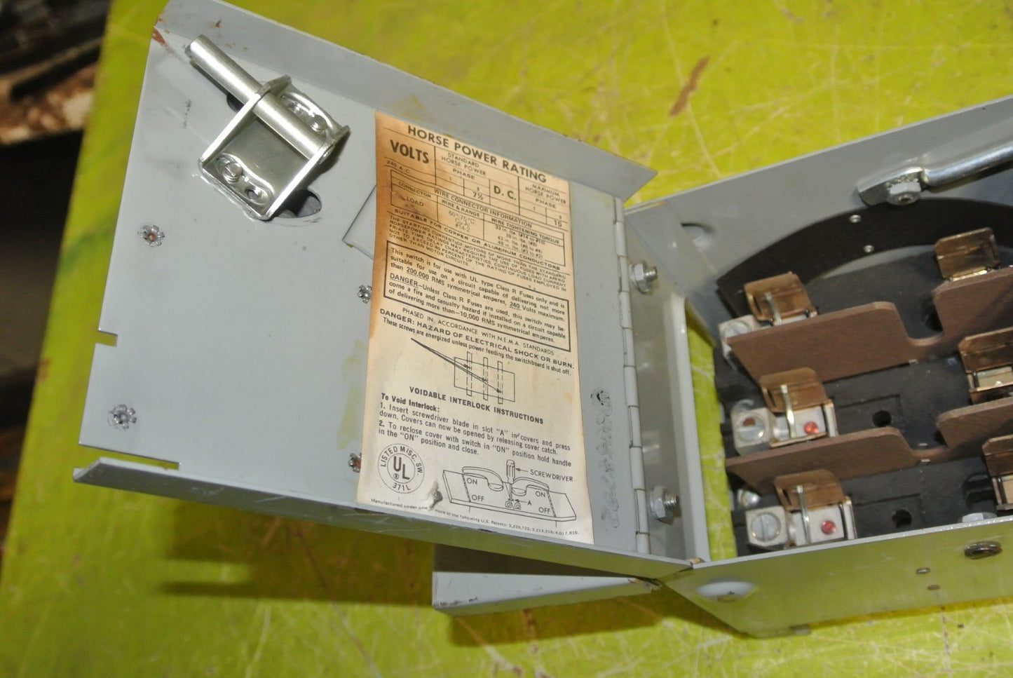I-T-E V7B3222R - TWIN PANELBOARD VACU-BREAK SWITCH - 240V, 60A, 3-POLE