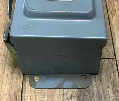 SQUARE D H221A SER.E1 SAFETY SWITCH 30A 240VAC 250VDC  FUSIBLE TYPE 12K