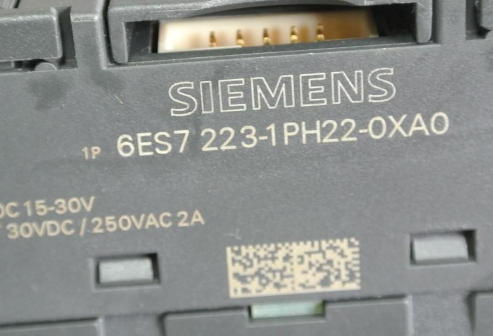 SIEMENS 6ES7 223-1PH22-0XA0  DIGITAL INPUT MODULE 8x24VDC, 15-30V  NEW SURPLUS