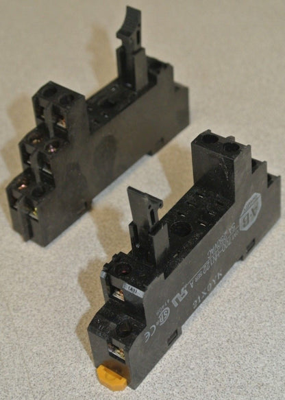 ALLEN-BRADLEY 700-HN122 / 8-BLADE SOCKET / 5A / 250VAC  / LOT of 2