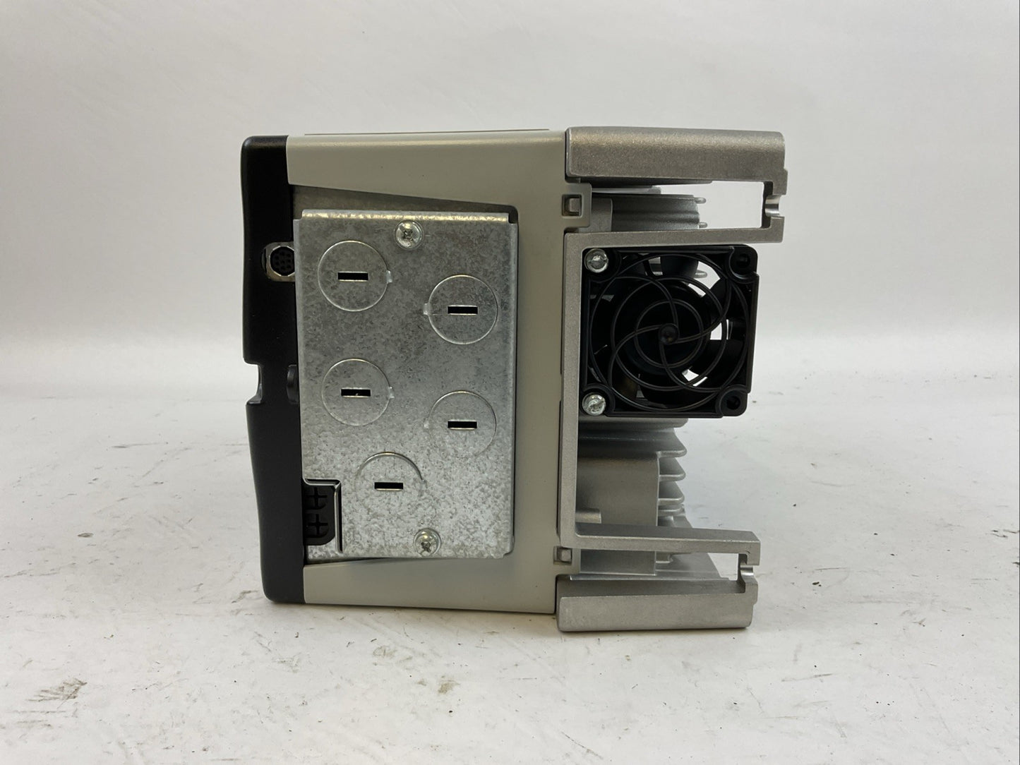 ALLEN BRADLEY 20AD8P0A3AYNNNC0 AC DRIVE POWER FLEX 70 SER A FW 5.001