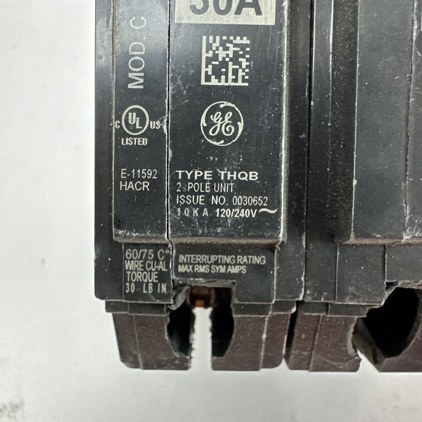 GE THQB2130 CIRCUIT BREAKER 30AMP 2POLE 120/240VAC HAS CRACKED/CHIPPED PLASTIC