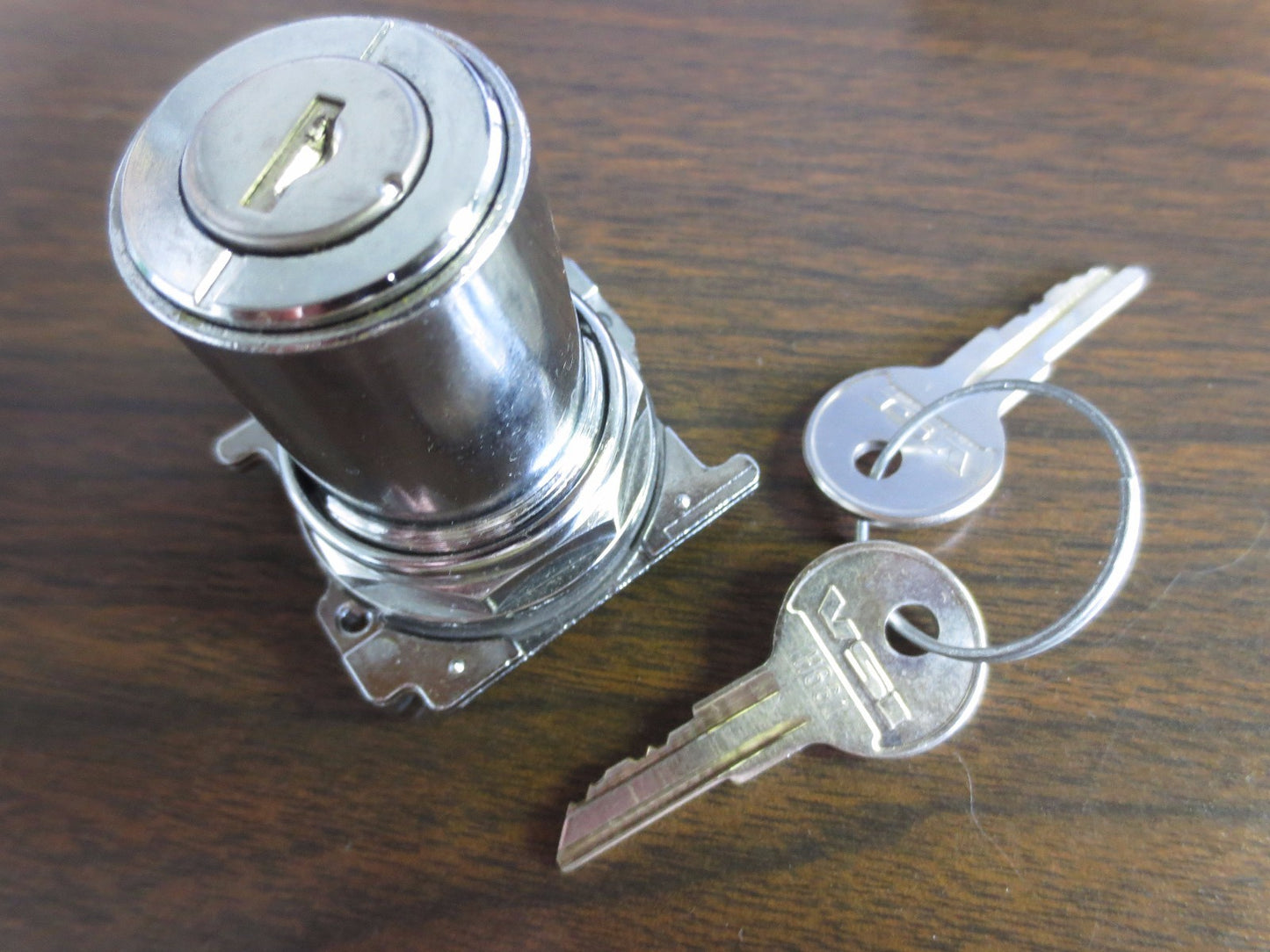 2-POSITION LOCK WITH 2 KEYS - ALLEN-BRADLEY? CAM 1 0510 - CONTROL PANEL SWITCH?