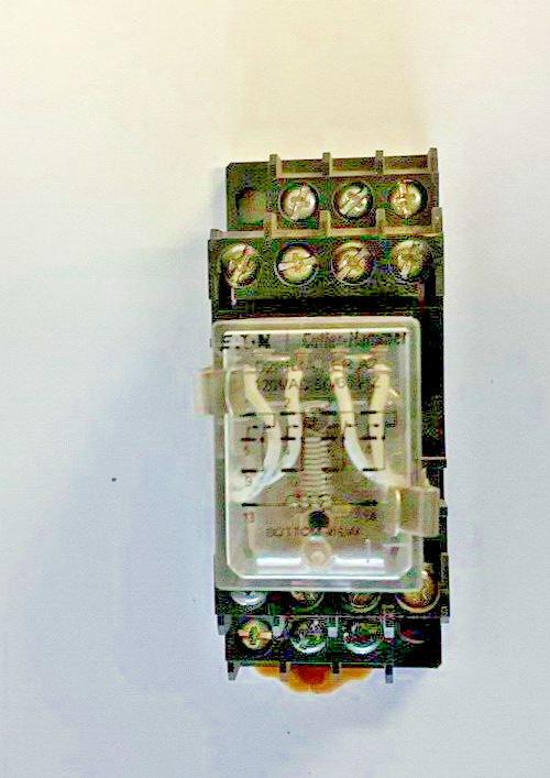 CUTLER HAMMER D2PR4A SER.A2 RELAY 120VAC W/ D2PA4 RELAY SOCKET 5A 250V