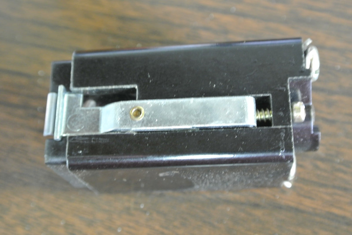 GE CR103C3202 - SQUARE INDICATING LIGHT - RED LENS - 125V AC/DC - NEW SURPLUS