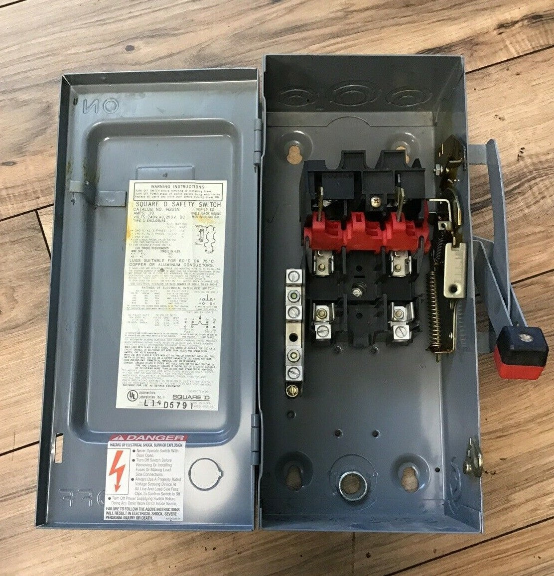 SQUARE D H221N 30A SAFETY SWITCH SER.E2 240VAC/250VDC TYPE 1 FUSIBLE