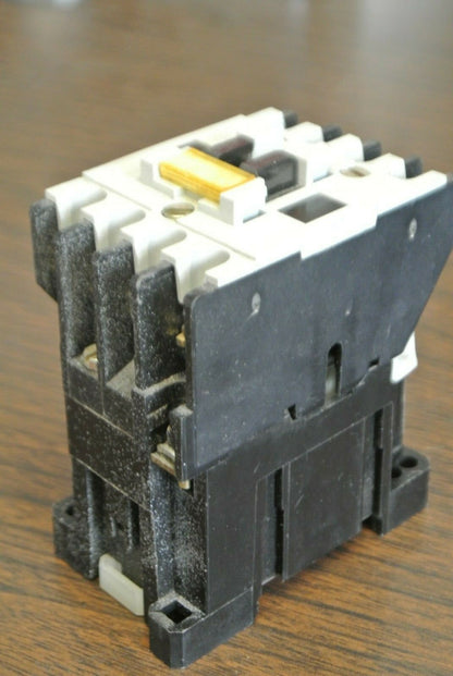 ALLEN-BRADLEY 100-A09NJ3 Series B CONTACTOR / 110-120V COIL