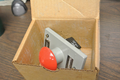 GENERAL ELECTRIC CR2940AP320D OILTIGHT PUNCH PRESS PUSHBUTTON / NEW SURPLUS