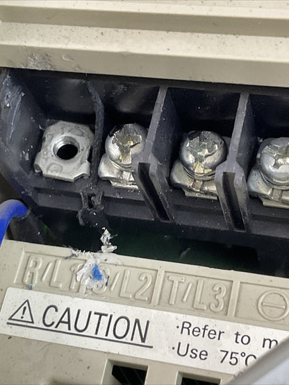 YASKAWA CIMR-E7U42P2 AC VARISPEED E7 DRIVE OUTPUT 3PH 0-480VAC 5.3A 4.0kVA INPUT