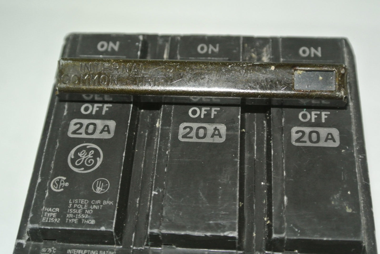 GGENERAL ELECTRIC CIRCUIT BREAKER - 3-POLE w/ COMMON TRIP - 20A - BOLT-ON