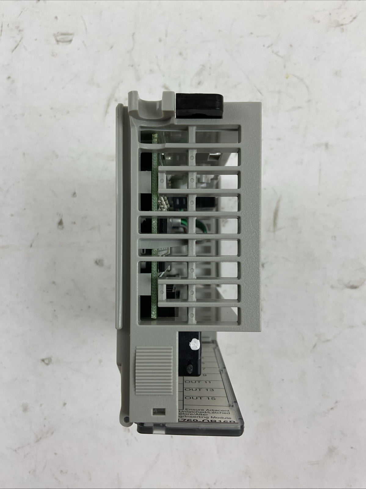 ALLEN BRADLEY 1769-OB1P SER B DIR/VER 95320753/04 F/W EREV 3.1 16PT 24VDC OUTPUT